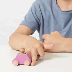 Coche madera rosa Lubu con figura verde