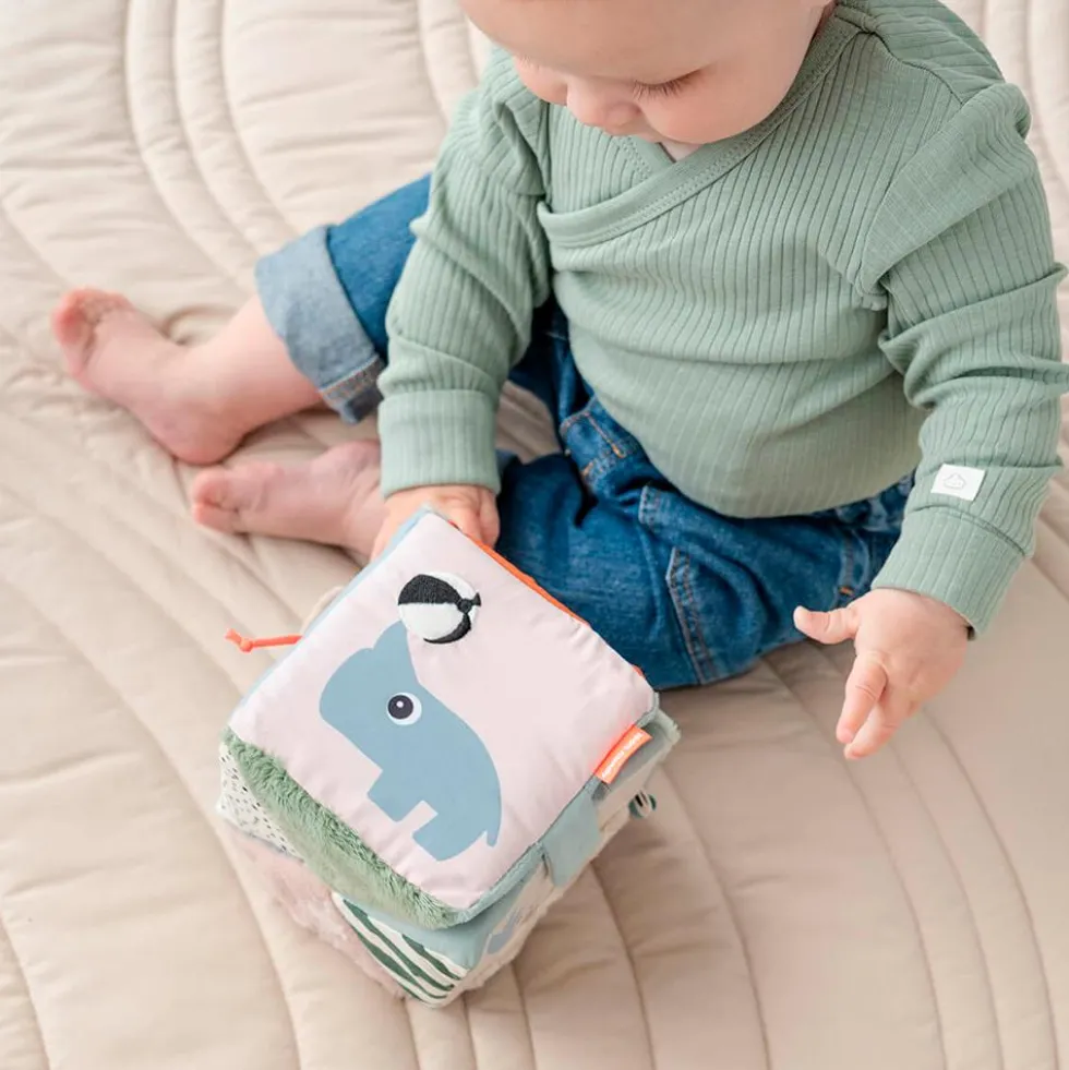Cubo de tela con actividades sensoriales