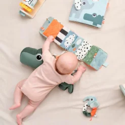 Cubo de tela con actividades sensoriales