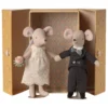 Pareja de ratones de boda en caja mamá y papá ratones