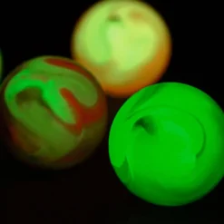 Pelota de goma galaxia brilla en la oscuridad
