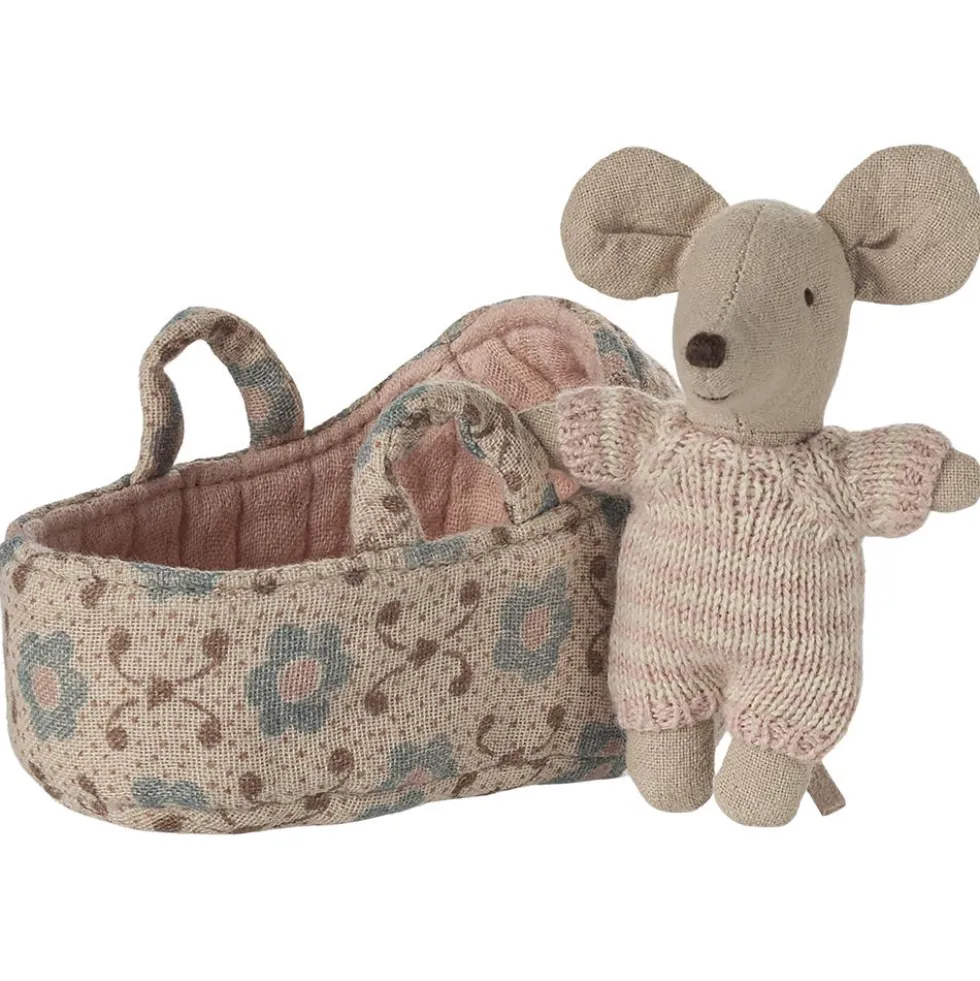 Ratoncito bebé en capazo rosa 6cm Maileg