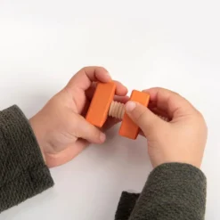 Set de tornillos y tuercas de madera