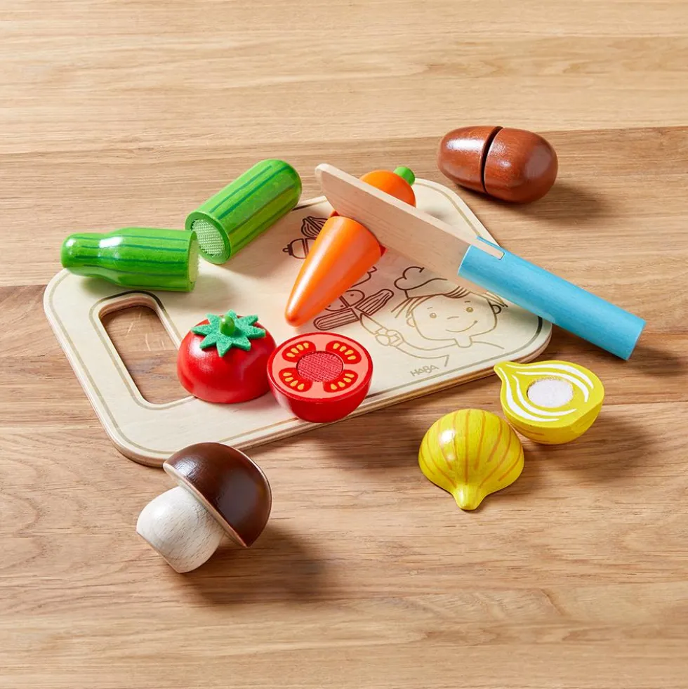 Set de verduras con tabla de cortar y cuchillo